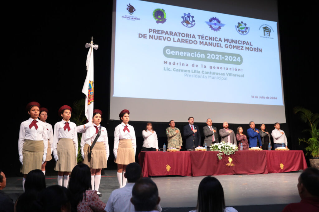 Se gradúan alumnos de la preparatoria técnica Manuel Gómez Morín en Nuevo Laredo