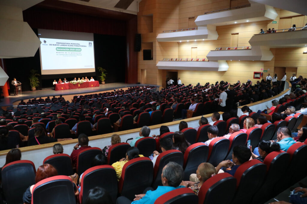 Más de 240 estudiantes egresan de la Preparatoria Municipal “Elena Poniatowska”