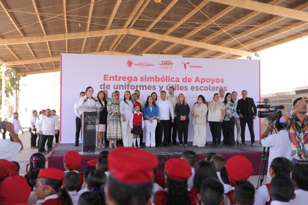 Encabeza alcaldesa Carmen Lilia Canturosas entrega de  mochilas, útiles y uniformes para más de 53 mil estudiantes de Nuevo Laredo