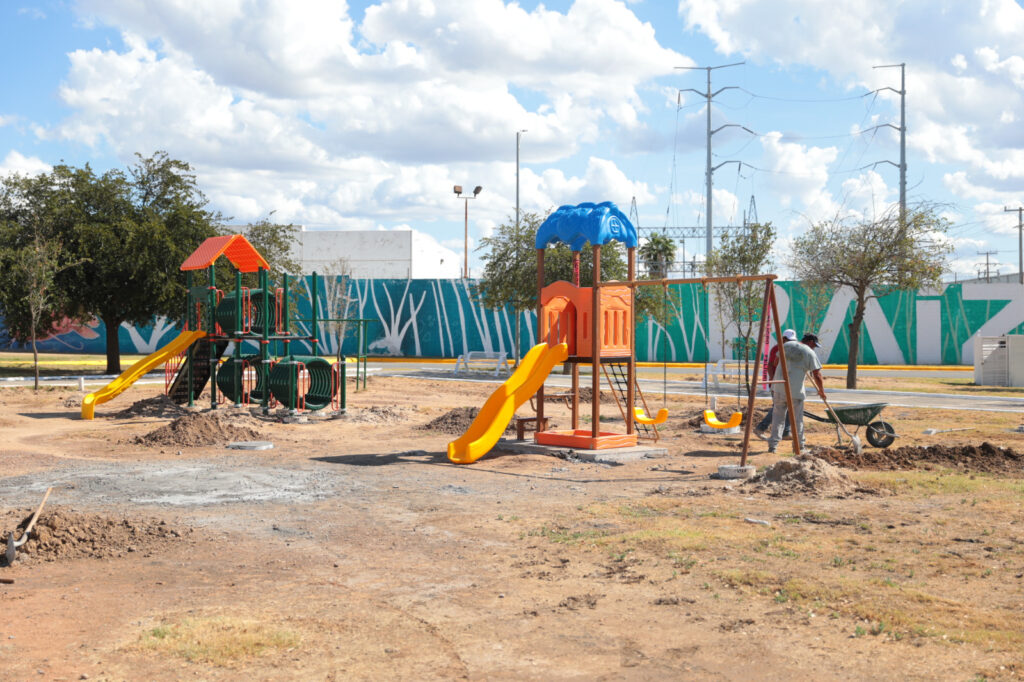 Gobierno de Nuevo Laredo construye área de juegos y aparatos ejercitadores en la Plaza Silao