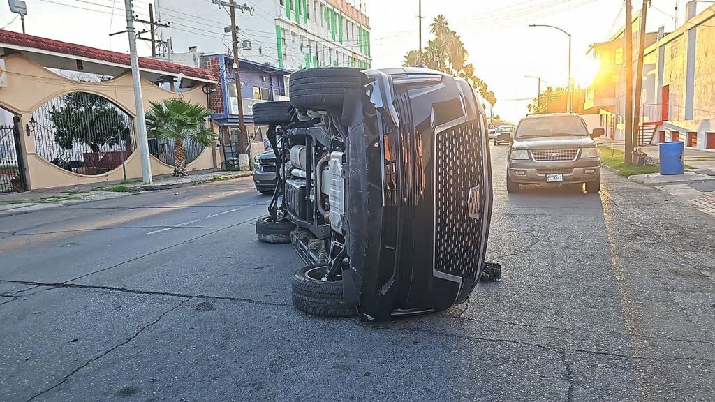 Chocan dos vehículos en Nuevo Laredo; uno de ellos termina volcado