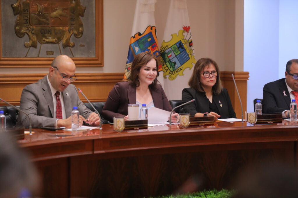 Alcaldesa Carmen Lilia Canturosas toma protesta a Jesús Jasso Montemayor como primer síndico del ayuntamiento de Nuevo Laredo