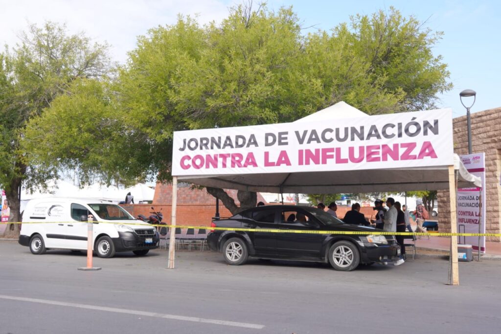 Responde ciudadanía a jornada de vacunación drive thru contra influenza y covid en Nuevo Laredo