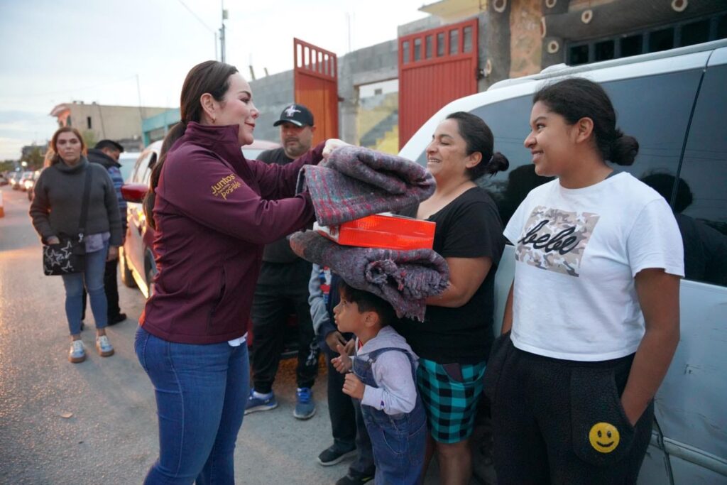 Protege Gobierno de Nuevo Laredo a sectores vulnerables con entrega de cobertores y calentadores