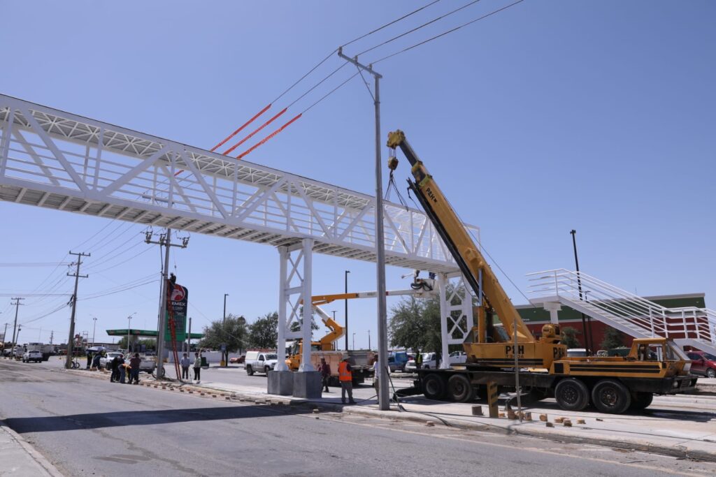 Avanza construcci贸n del puente peatonal en Carretera Nacional Kil贸metro 10 en Nuevo Laredo; instalan estructura