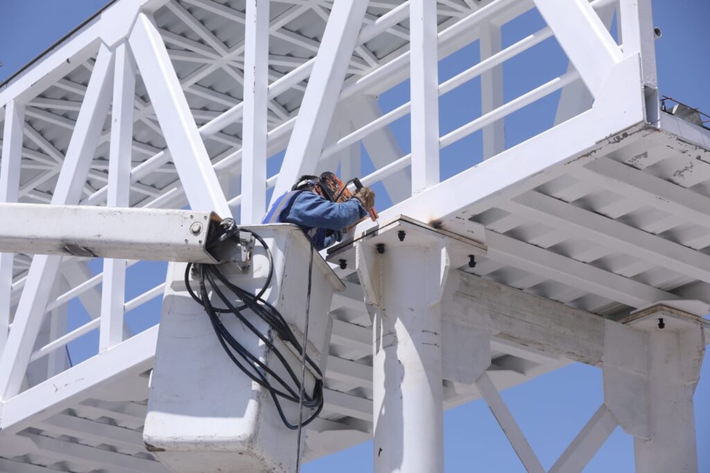 Avanza construcci贸n del puente peatonal en Carretera Nacional Kil贸metro 10 en Nuevo Laredo; instalan estructura