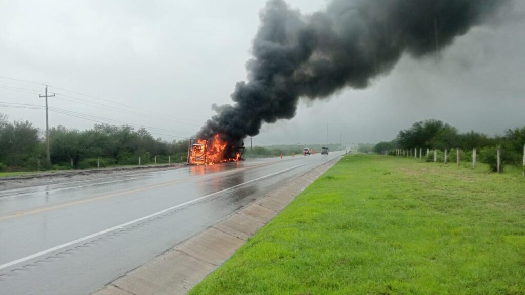 Incendio en carretera Victoria–Tampico destruye seis vehículos