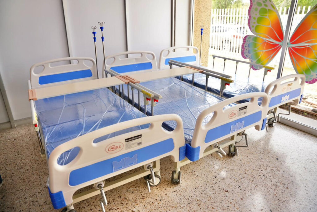 Carmen Lilia Canturosas entrega camas hospitalarias en Nuevo Laredo