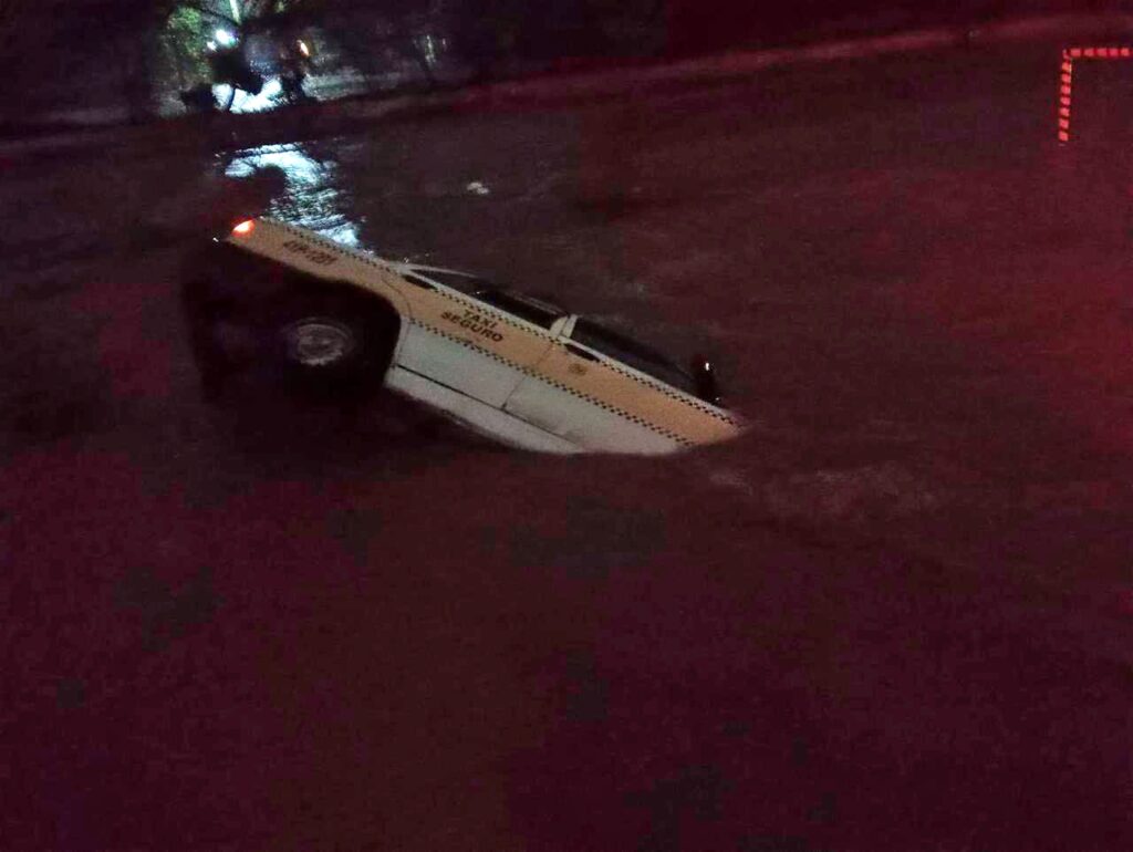 Lluvias causan inundaciones y autos varados en Cd. Victoria