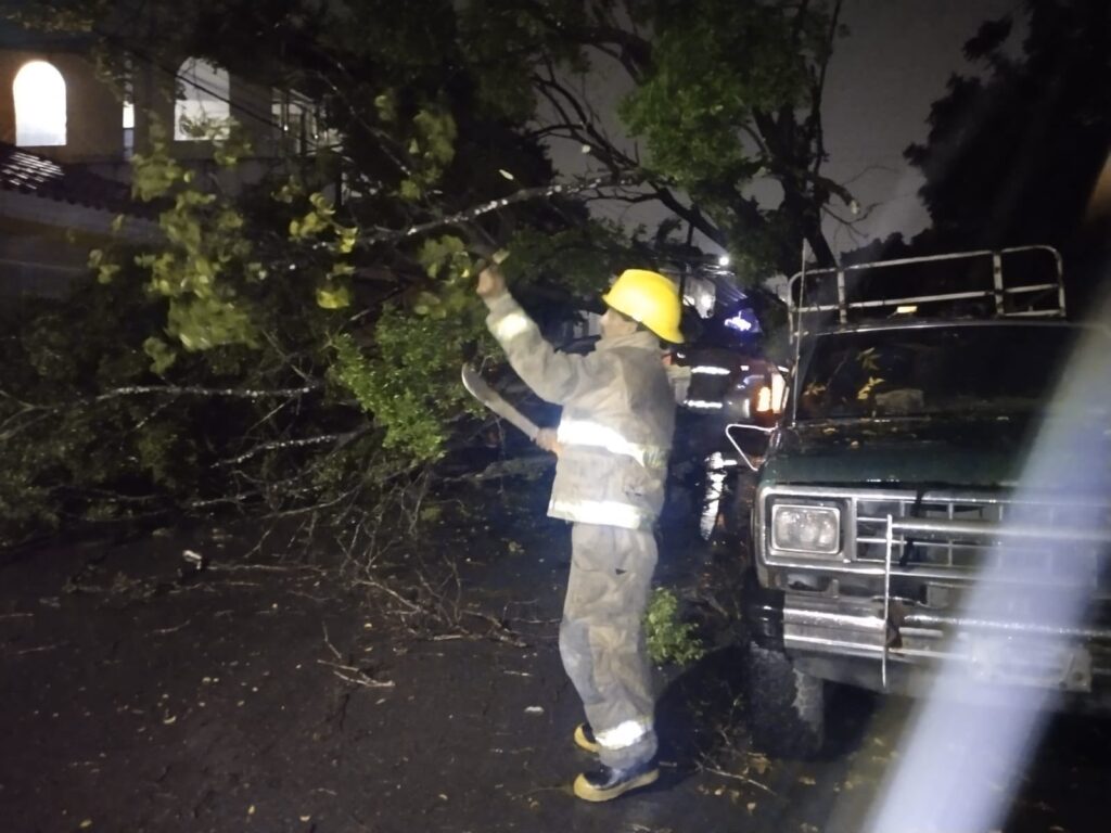 Lluvias causan inundaciones y autos varados en Cd. Victoria