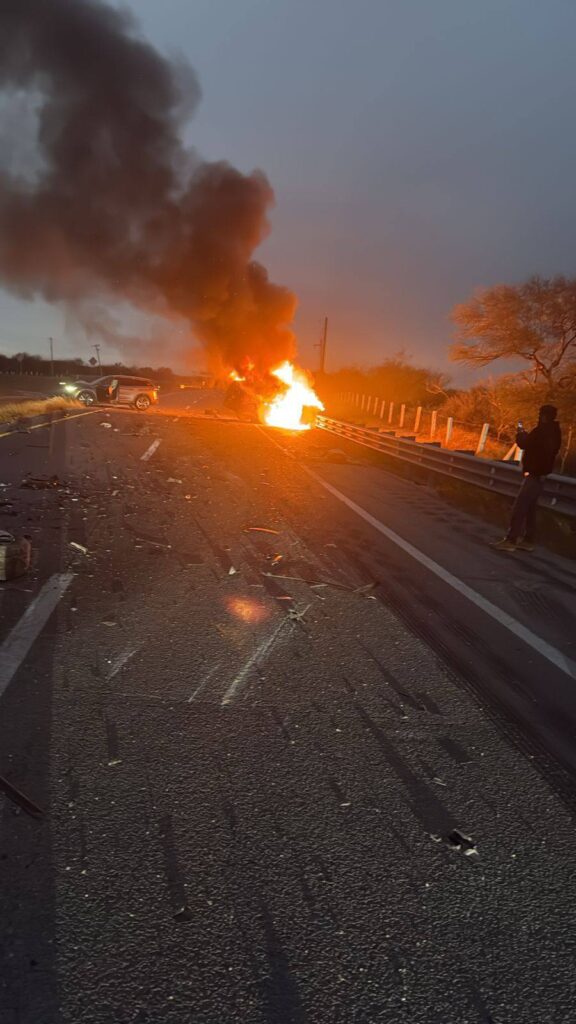 Camioneta invade carril y provoca tragedia en autopista