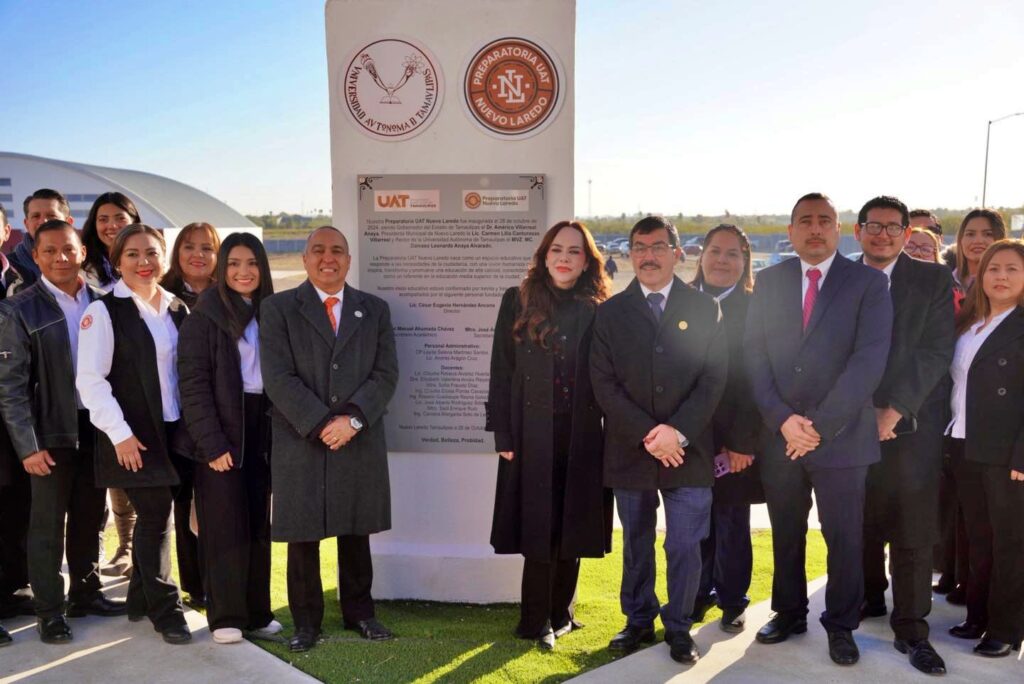 Entrega Carmen Lilia Canturosas y rector obras educativas en la Prepa UAT
