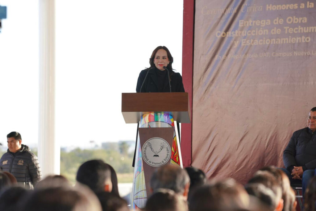 Entrega Carmen Lilia Canturosas y rector obras educativas en la Prepa UAT