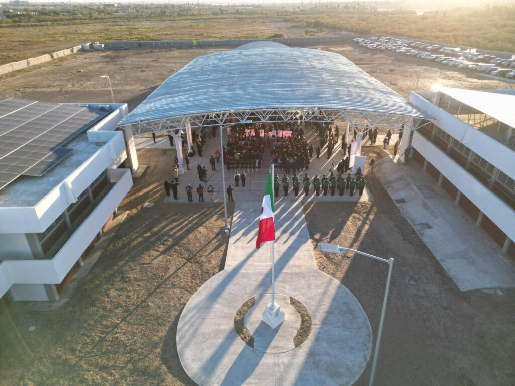 Entrega Carmen Lilia Canturosas y rector obras educativas en la Prepa UAT