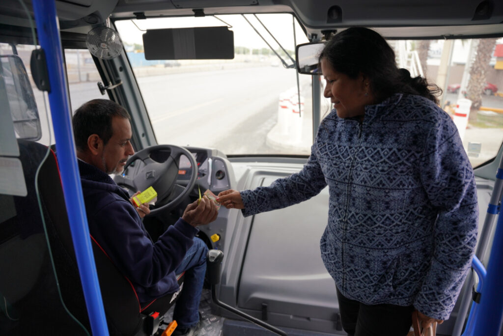 Neolaredenses destacan mejora en el transporte público