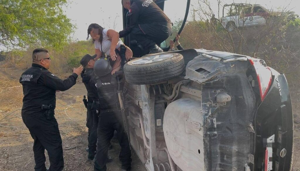 Pierde el control y termina volcada sobre la carretera