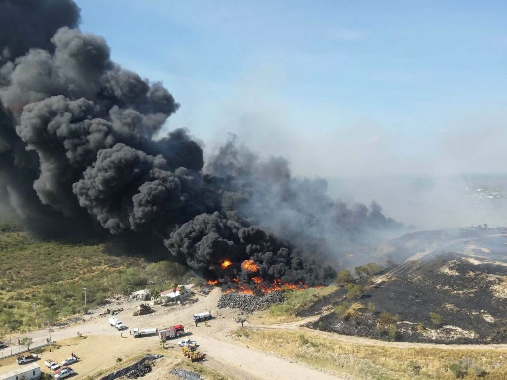 Viento complica combate a incendio en relleno sanitario de Ciudad Victoria