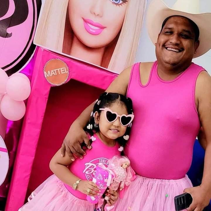 José Martínez se viste de rosa y lleva a su hija al cine a ver Barbie.