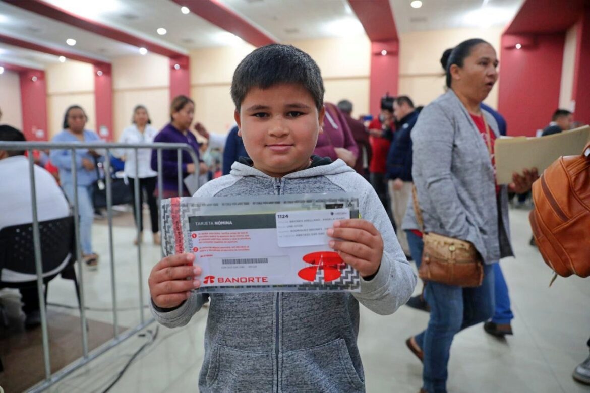 Inicia gobierno de Nuevo Laredo entrega de tarjetas bancarias para beneficiarios de Becas UNE 2024