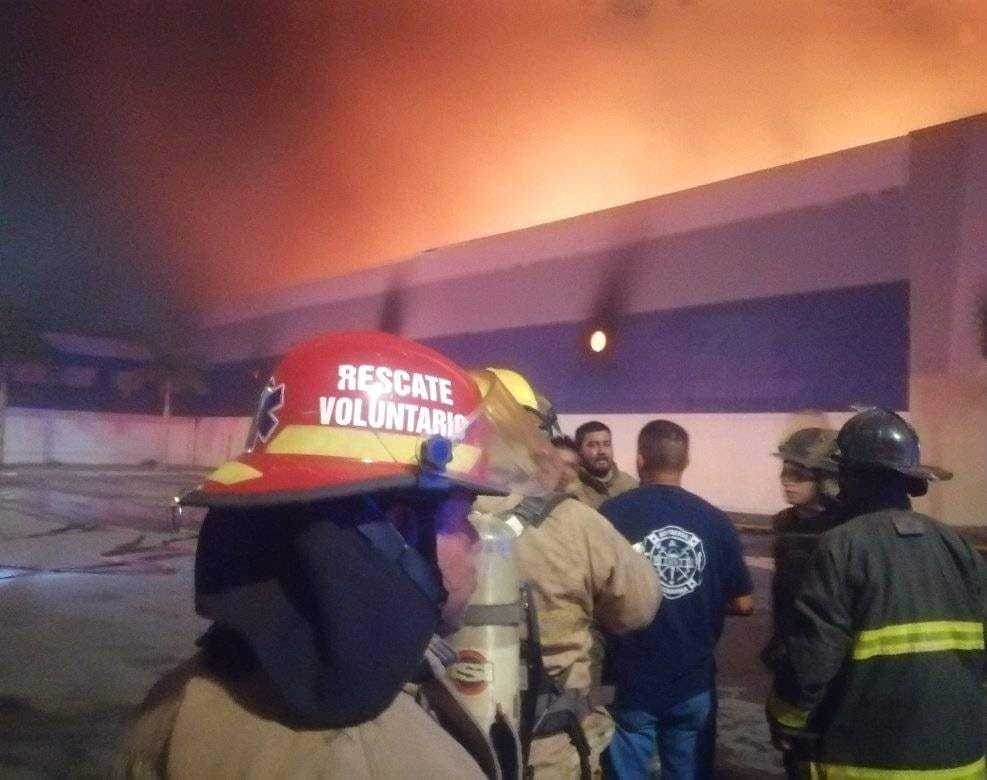 Incendio devasta almacenes Ibarra y se extiende a la tienda Arteli en Altamira