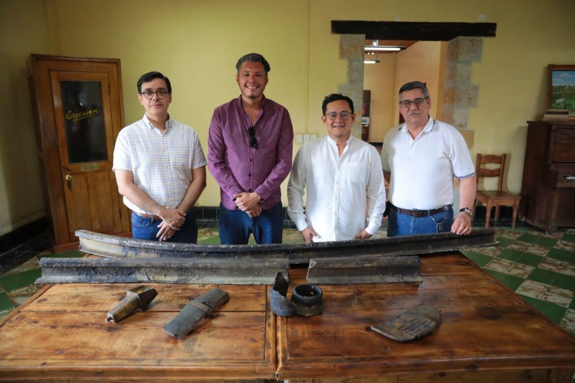 Donan arqueólogos piezas antiguas de ferrocarril a Archivo General del Municipio en Nuevo Laredo