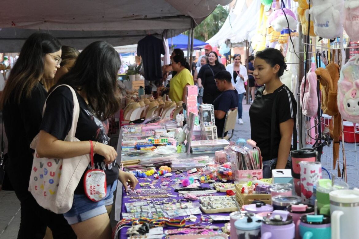 Disfrutan familias de Nuevo Laredo Bazar UNE edición Summer 