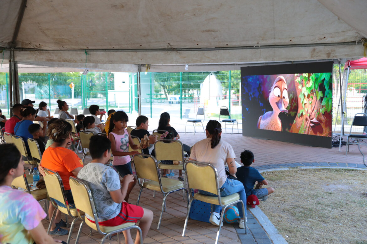 Disfrutan familias de Nuevo Laredo “Cine UNE” en el Parque Viveros