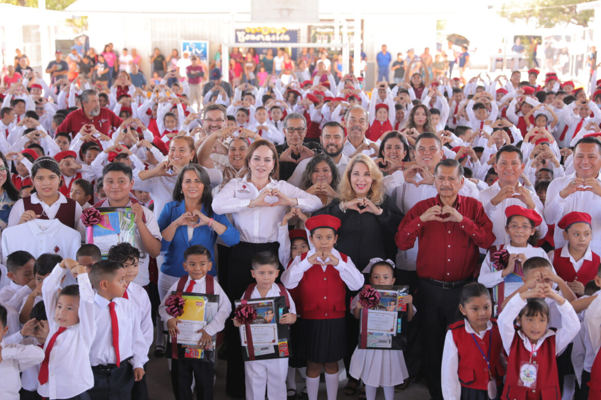 Encabeza alcaldesa Carmen Lilia Canturosas entrega de mochilas, útiles y uniformes para más de 53 mil estudiantes de Nuevo Laredo