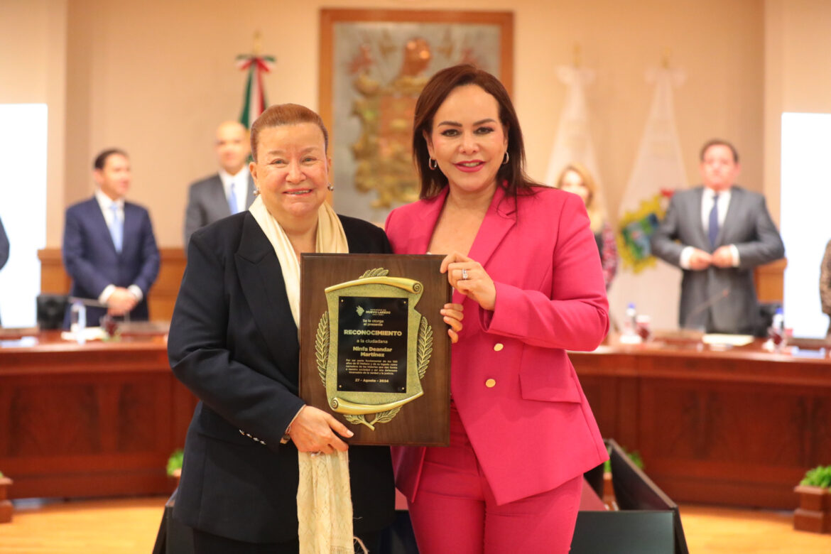 Entrega Gobierno de Nuevo Laredo reconocimiento a la señora Ninfa Deándar Martínez por 100 años de El Mañana