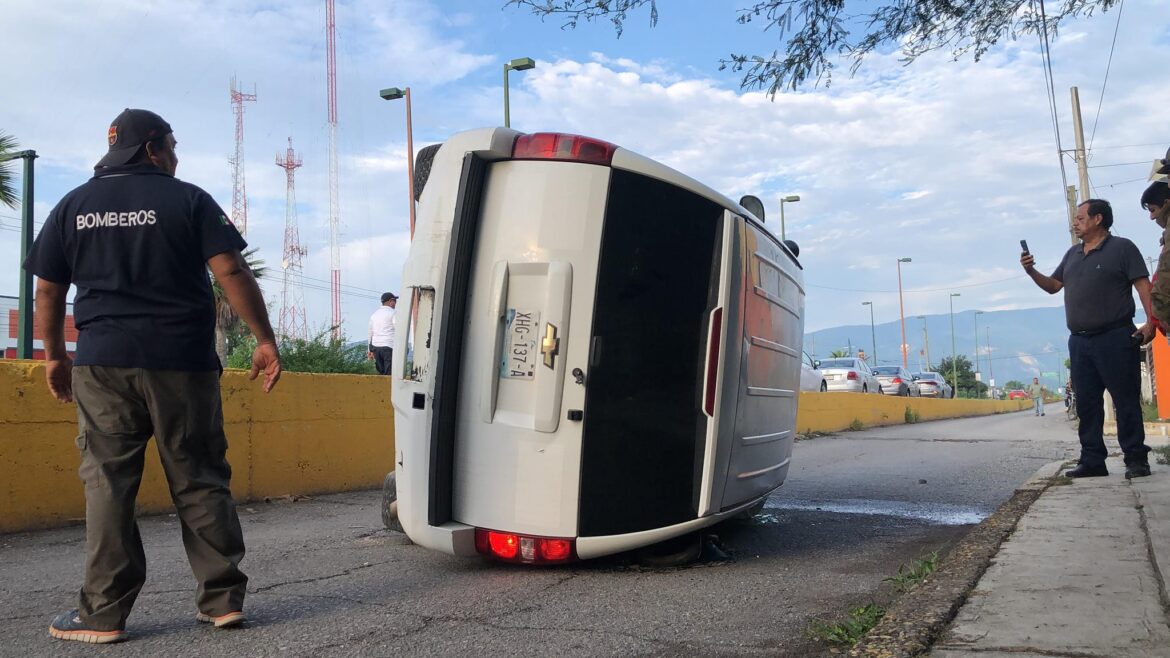 Abandonan camioneta con equipo de patrulla tras volcadura en Ciudad Victoria