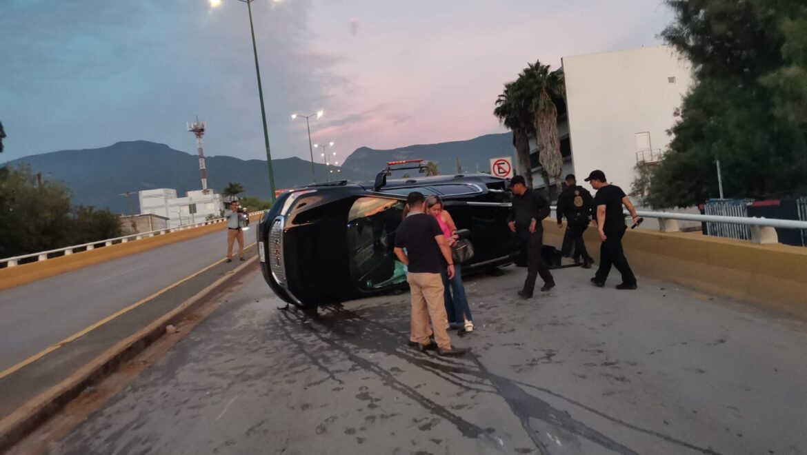 Volcadura de camioneta en paso elevado deja a una mujer lesionada en Ciudad Victoria