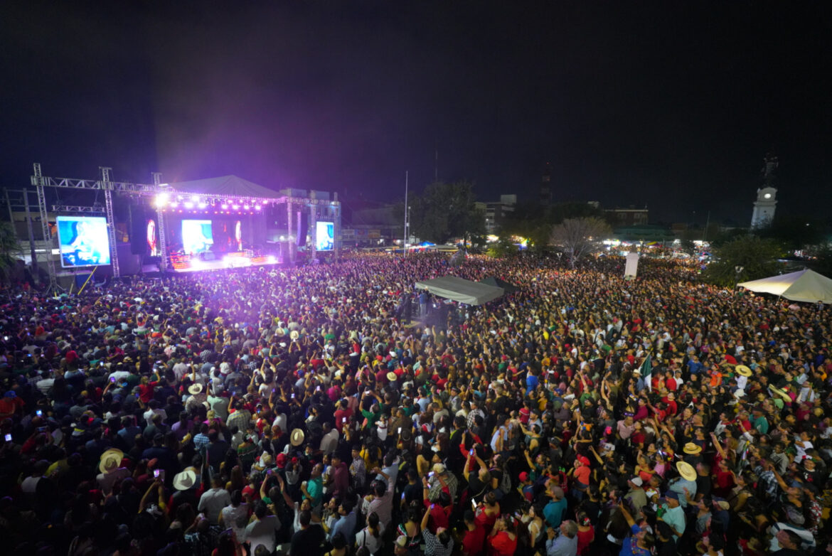 Viven neolaredenses fiesta mexicana con emotivo Grito de Independencia