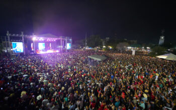 Viven neolaredenses fiesta mexicana con emotivo Grito de Independencia