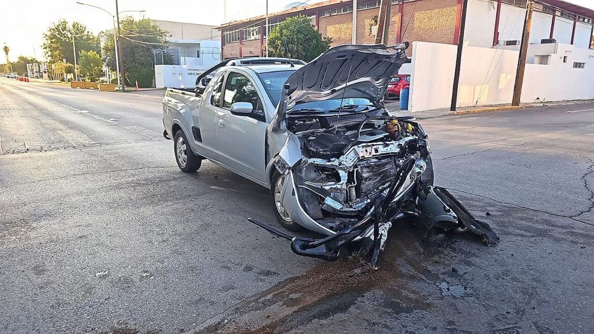 Chocan dos vehículos en Nuevo Laredo; uno de ellos termina volcado