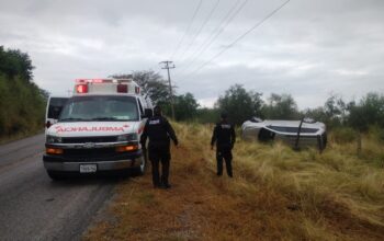 Mujer y sus dos hijos sufren volcadura en Aldama