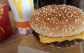 Aumentan a 75 casos de E. coli en EE. UU. por hamburguesas de McDonald's