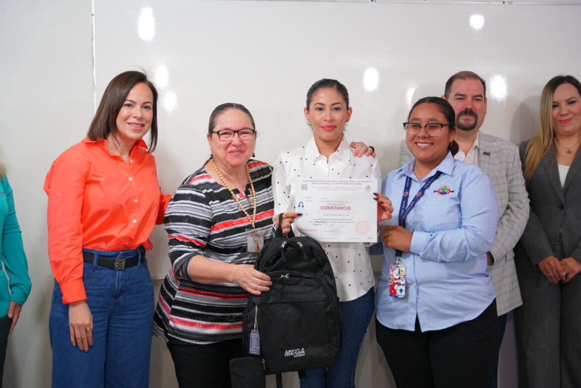 Entrega CECATI certificado de operadoras de autotransporte a mujeres becadas por INMUJER Nuevo Laredo