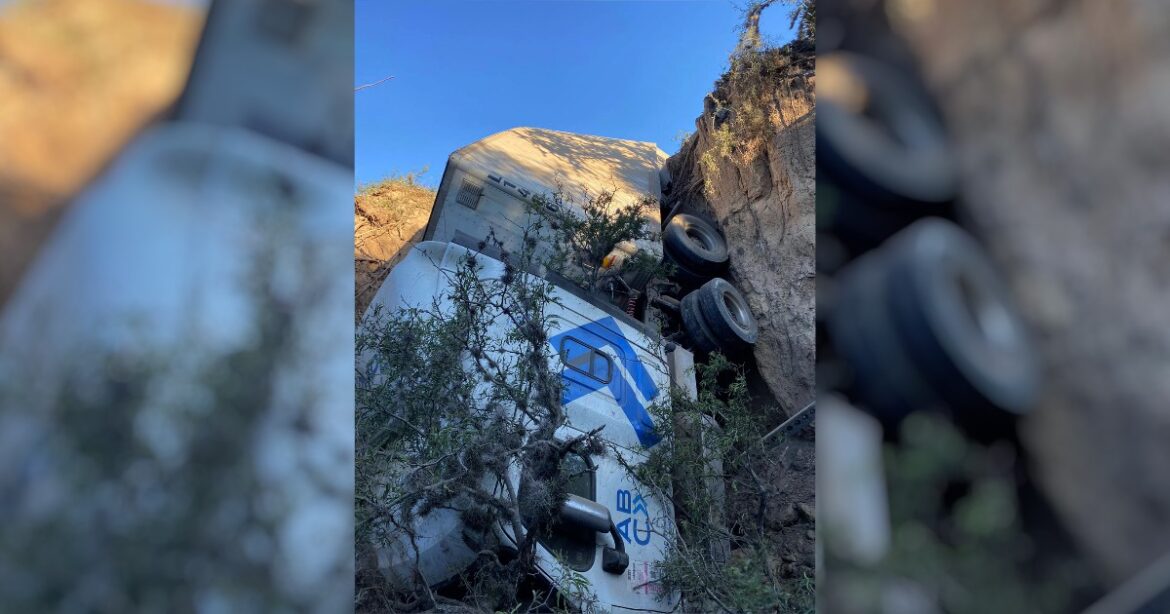 Conductor de tráiler cae a barranco en la carretera Tula-Victoria