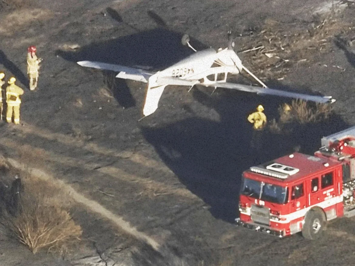 Avioneta aterriza de emergencia y queda de cabeza en Los Ángeles; piloto y acompañante ilesos