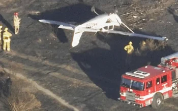 Avioneta aterriza de emergencia y queda de cabeza en Los Ángeles; piloto y acompañante ilesos