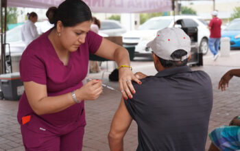 Vacuna Gobierno de Nuevo Laredo a más de mil 800 ciudadanos contra influenza y covid; Anuncia alcaldesa nueva jornada drive thru