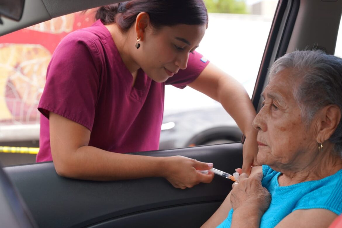 Responde ciudadanía a jornada de vacunación drive thru contra influenza y covid en Nuevo Laredo