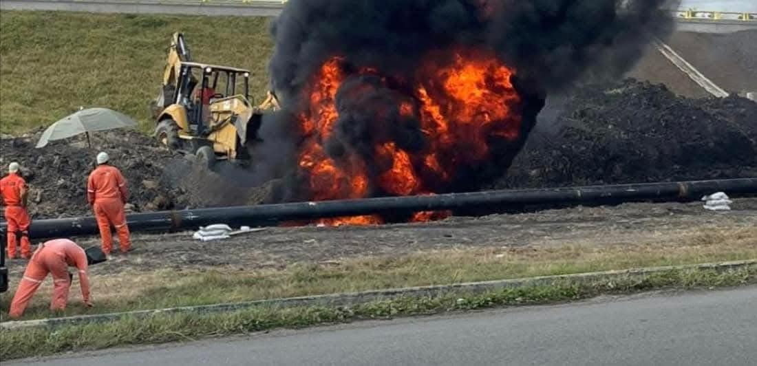 Incendio en ducto viejo de Pemex alarma en Altamira