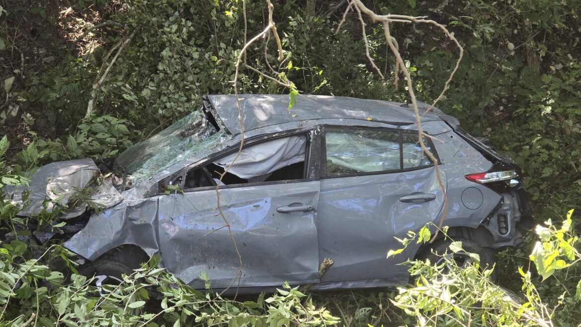 Se salva de milagro tras caer con su vehículo a un barranco en Tamaulipas