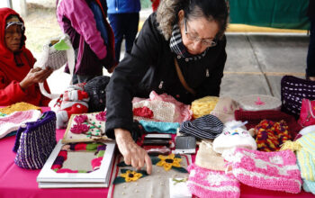 Con amor y dedicación, alumnas de DIF Nuevo Laredo ponen a la venta sus creaciones navideñas