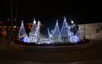 Gobierno de Nuevo Laredo instala adornos navideños en espacios públicos