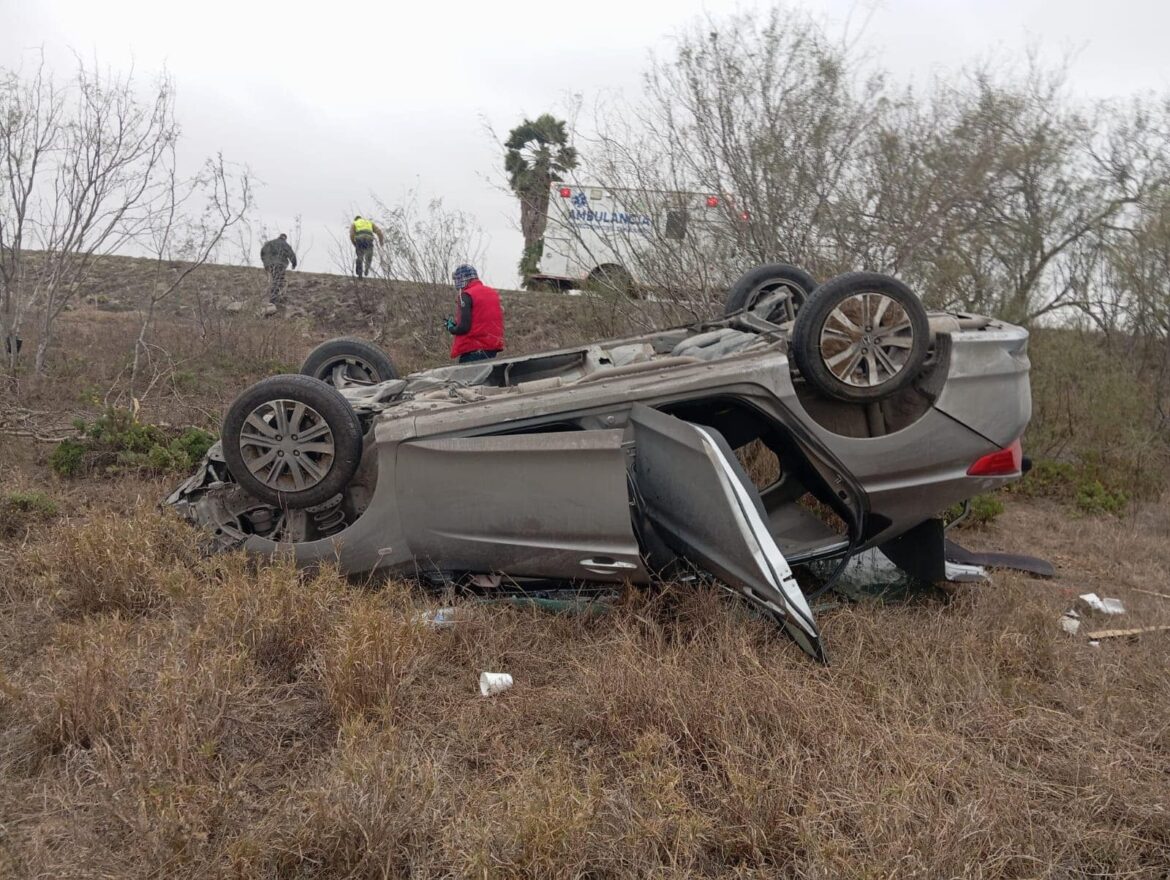 Conductor se queda dormido y vuelca en libramiento de San Germán