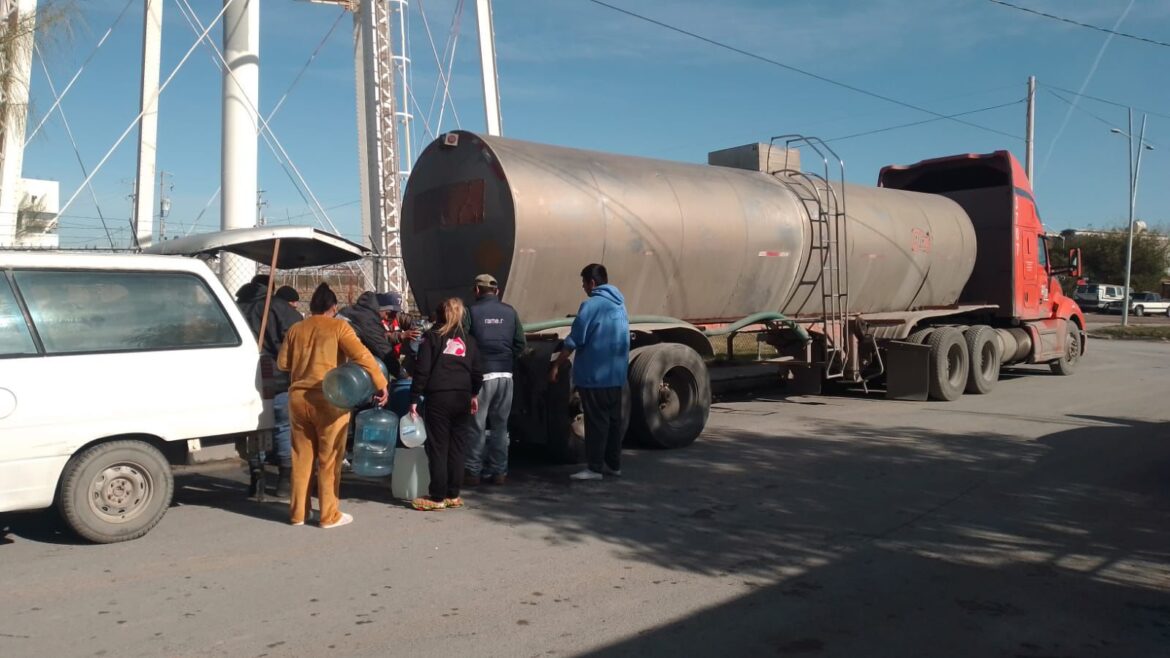 Por falta de suministro eléctrico de CFE en planta norte; Gobierno de Nuevo Laredo facilita agua potable a familias del poniente