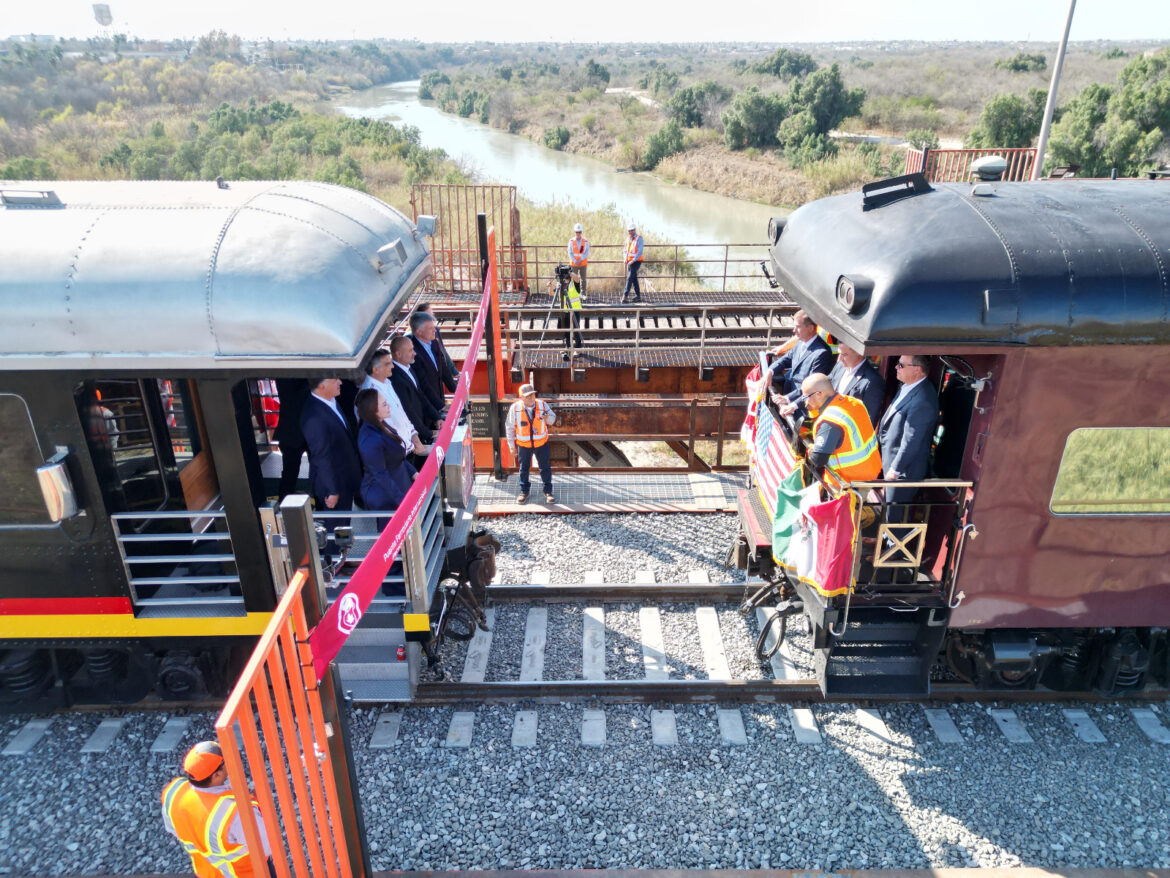 Inauguran gobernador Américo Villarreal y alcaldesa Carmen Lilia Canturosas Segundo Puente Ferroviario Internacional en Nuevo Laredo