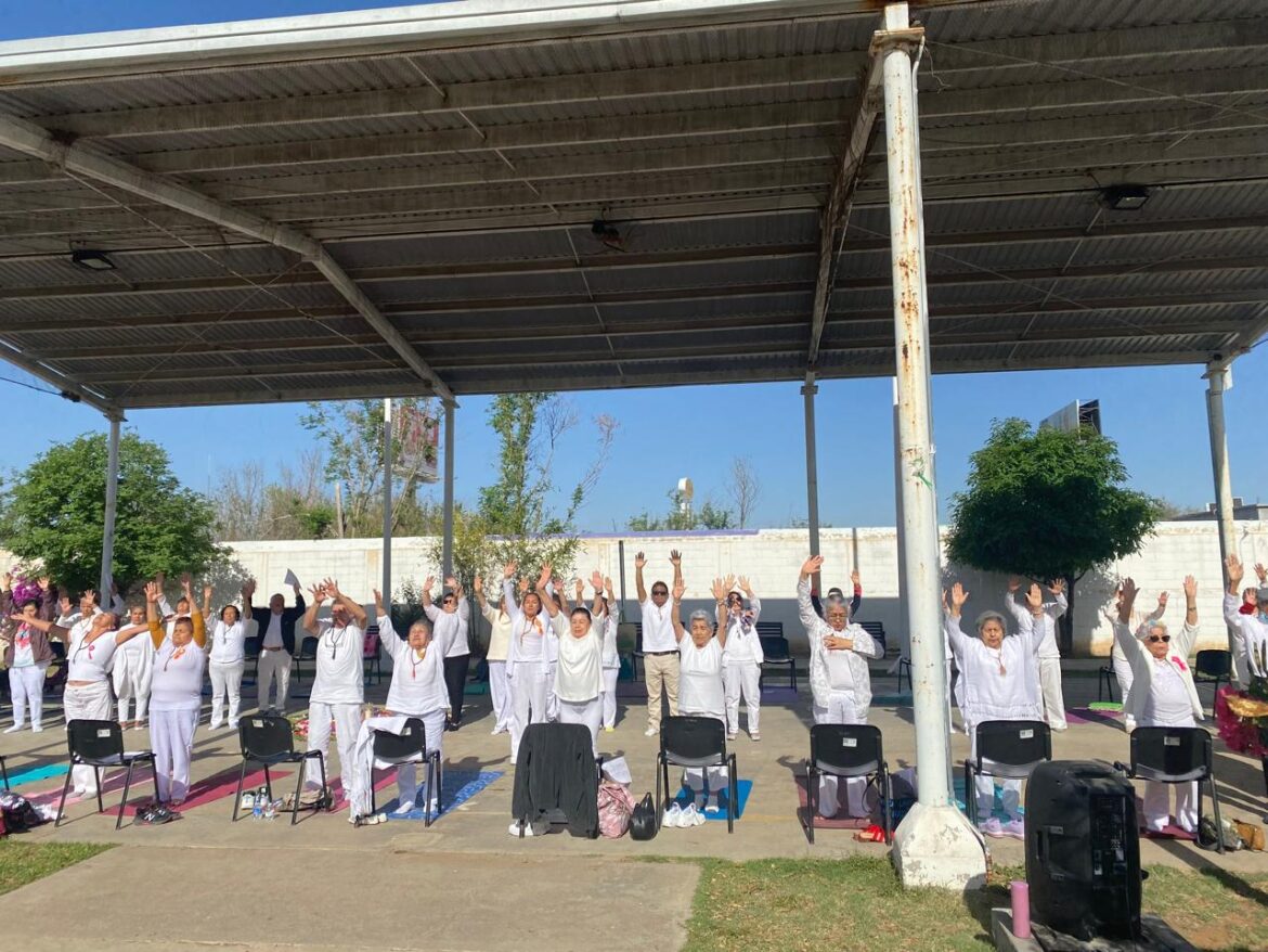 Casa Club del Adulto Mayor celebra llegada de la primavera con práctica de yoga